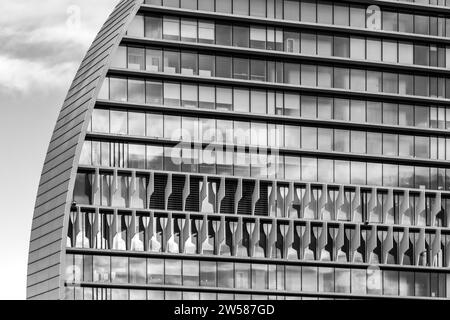 Das BBVA-Hauptquartier in Madrid in Spanien, entworfen von Herzog & de Meuron, ist ein ikonisches architektonisches Wunder. Seine Stahl- und Glasstruktur Stockfoto