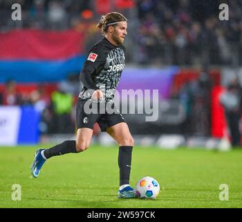 Heidenheim, Deutschland. Dezember 2023. Lucas Hoeler (SC Freiburg, #9) am Ball, GER, 1. FC Heidenheim vs. SC Freiburg, Sport, Fussball, Herren, Bundesliga, 16. Spieltag, Spielzeit 2023/2024, 20.12.2023, (DFL-VORSCHRIFTEN VERBIETEN JEDE VERWENDUNG VON FOTOGRAFIEN ALS BILDSEQUENZEN UND/ODER QUASI-VIDEO) Foto: Eibner-Pressefoto/Silas Schueller Credit: dpa/Alamy Live News Stockfoto