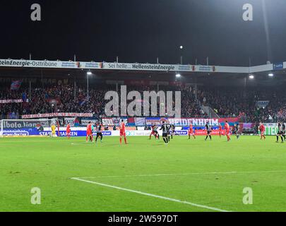 Heidenheim, Deutschland. Dezember 2023. Szene waehrend des Spiels in der Voith-Arena, GER, 1. FC Heidenheim vs. SC Freiburg, Sport, Fussball, Herren, Bundesliga, 16. Spieltag, Spielzeit 2023/2024, 20.12.2023, (DFL-VORSCHRIFTEN VERBIETEN JEDE VERWENDUNG VON FOTOGRAFIEN ALS BILDSEQUENZEN UND/ODER QUASI-VIDEO) Foto: Eibner-Pressefoto/Silas Schueller Credit: dpa/Alamy Live News Stockfoto