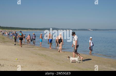 Urlauber, Sandstrand, Ostsee, ÅšwinoujÅ, Woiwodschaft Westpommern, Polen Stockfoto