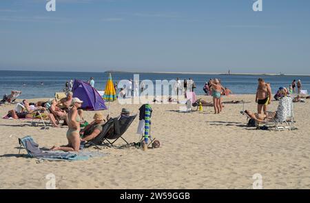 Urlauber, Sandstrand, Ostsee, ÅšwinoujÅ, Woiwodschaft Westpommern, Polen Stockfoto