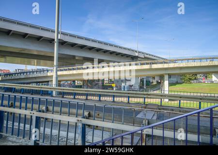 Straße, Betonbrücke, Anschlussstelle DW 115, Szczecin, Woiwodschaft Westpommern, Polen Stockfoto