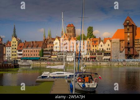 Marina, alte Gebäude, Fassaden, Uferpromenade lange Brücke, Dlugie Pobrzeze, Motlawa Fluss, Altstadt, Danzig, Woiwodschaft Pommern, Polen Stockfoto