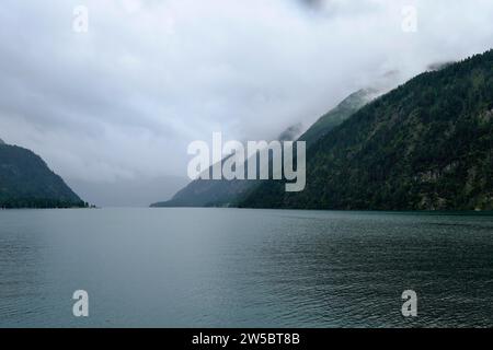 Achensee im Regen und mystische Atmosphäre, Tirol, Österreich Stockfoto