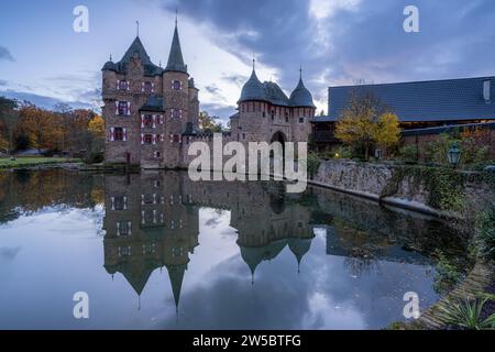 MECHERNICH, DEUTSCHLAND - 15. NOVEMBER 2023: Panoramabild des alten Schlosses Satzvey am Abend des 15. November 2023 in Eifel, Nordrhein-Westfalen, G Stockfoto