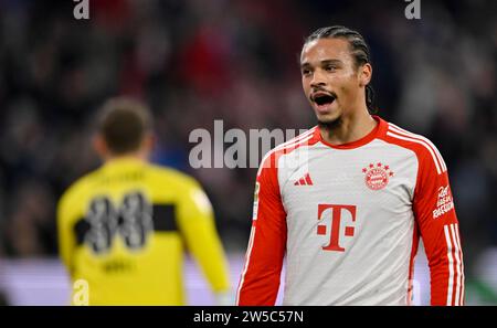 Leroy Sane FC Bayern München FCB (10) enttäuscht, Torhüter Alexander Nuebel VfB Stuttgart (33) Allianz Arena, München, Bayern, Deutschland Stockfoto