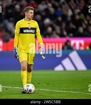 Torhüter Alexander Nuebel VfB Stuttgart (33) auf dem Ball Allianz Arena, München, Bayern, Deutschland Stockfoto