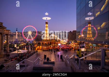 Weihnachtsmarkt mit Weihnachtspyramide, Reflexion im Kunstmuseum, Würfel, Riesenrad, neuer Palast, Palastplatz, blaue Stunde, Stuttgart Stockfoto