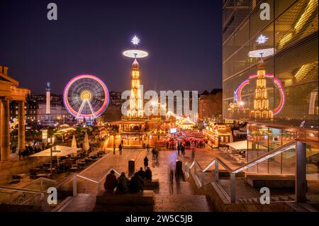 Nachtaufnahme, Weihnachtsmarkt mit Weihnachtspyramide, Reflexion im Kunstmuseum, Würfel, Riesenrad, Neues Schloss, Schlossplatz, blaue Stunde Stockfoto