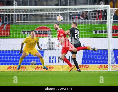 Heidenheim, Deutschland. Dezember 2023. DE, 1. FC Heidenheim vs. SC Freiburg, Sport, Fussball, Herren, Bundesliga, 16. Spieltag, Spielzeit 2023/2024, 20.12.2023, (DFL-VORSCHRIFTEN VERBIETEN JEDE VERWENDUNG VON FOTOGRAFIEN ALS BILDSEQUENZEN UND/ODER QUASI-VIDEO) Foto: Eibner-Pressefoto/Silas Schueller Credit: dpa/Alamy Live News Stockfoto