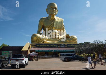 Die hoch aufragende Skulptur des thailändischen buddhistischen Mönchs luang pu Thuat, einer verehrten historischen Figur, die angeblich Wunder vollbracht hat, in khao yai, thailand Stockfoto