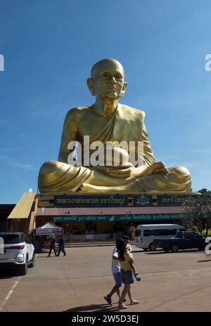 Die hoch aufragende Skulptur des thailändischen buddhistischen Mönchs luang pu Thuat, einer verehrten historischen Figur, die angeblich Wunder vollbracht hat, in khao yai, thailand Stockfoto