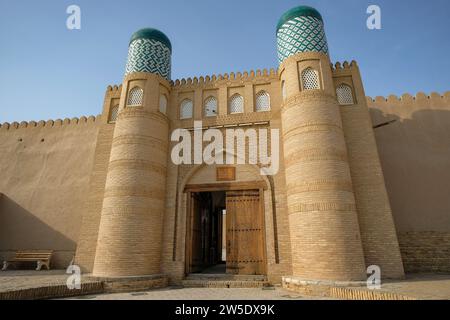 Chiwa, Usbekistan - 15. Dezember 2023: Kuhna Ark Festung in der Altstadt von Chiwa, Usbekistan. Stockfoto