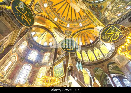 Istanbul, Türkei - 1. August 2023: Hagia Sophia Moschee in Istanbul, Türkei, historisches architektonisches Wunder, das für seine Pracht und Bedeutung bekannt ist Stockfoto