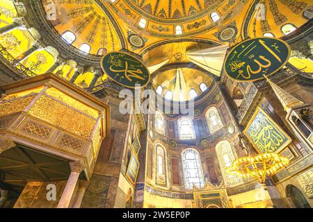 Istanbul, Türkei - 1. August 2023: Die Hagia Sophia Moschee in Istanbul. Architektonisches Wunder mit immenser historischer Bedeutung. Ursprünglich gebaut als Stockfoto