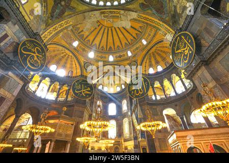 Istanbul, Türkei - 1. August 2023: Innenraum der Hagia Sophia Moschee. Ein berühmtes architektonisches Meisterwerk von großer Bedeutung. Ursprünglich als Stockfoto