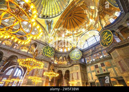 Istanbul, Türkei - 1. August 2023: Innenraum der Hagia Sophia Moschee. Ein berühmtes architektonisches Meisterwerk von großer Bedeutung. Ursprünglich als Stockfoto