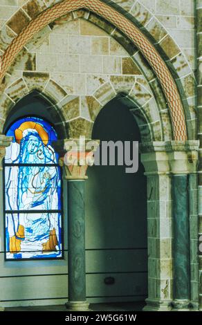 Köln, Deutschland, 13. August 1995. St. Gereon Kirche. Buntglasfenster im Mittelschiff von der Südseite Stockfoto