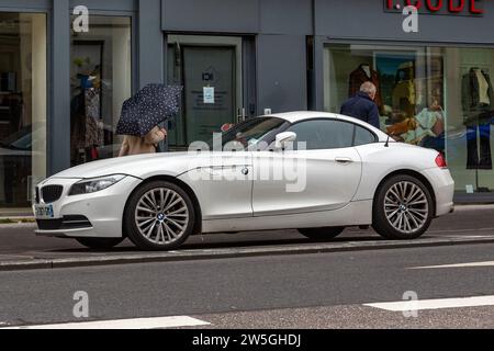 NANCY, FRANKREICH - 1. NOVEMBER 2023: Dies ist ein Luxusauto BMW Z4 E89 Style Seitenschweller, das von der berühmten deutschen Firma hergestellt wird. Stockfoto