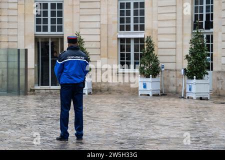 Polizist während der Interviews im Hotel Matignon mit Premierminister Elisabeth Born und dem Präsidenten der Tschechischen Republik Petr Pavel. Dort erörterten sie die Vertiefung der strategischen Partnerschaft, insbesondere in den Bereichen Energie, Schienenverkehr und kulturelle Zusammenarbeit. Elisabeth BORN und Petr PAVEL erörterten auch wichtige europäische und internationale Fragen, darunter die Erweiterung der Europäischen Union, Migrationsfragen und unsere Unterstützung für die Ukraine. Am 21. Dezember 2023. Foto: Alexis Jumeau/ABACAPRESS.COM Stockfoto