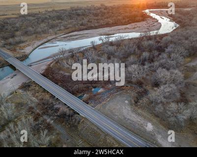 Sonnenuntergang über dem South Platte River im Osten von Colorado in der Nähe von Crook, aus der Vogelperspektive von Ende November Stockfoto