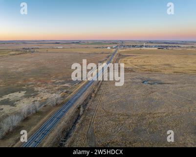 Dämmerung über Prärie und Farmland in einem Tal des South Platte River im Osten von Colorado nahe Crook, aus der Vogelperspektive von Ende November Stockfoto