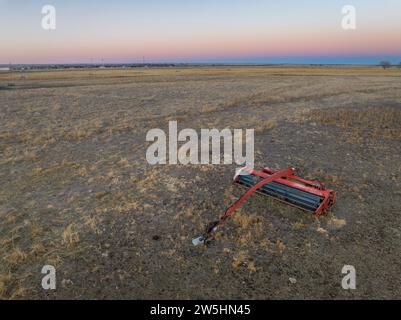 Dämmerung über Prärie und Farmland in einem Tal des South Platte River im Osten von Colorado nahe Crook, aus der Vogelperspektive von Ende November Stockfoto