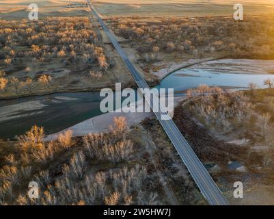 Sonnenuntergang über dem South Platte River im Osten von Colorado in der Nähe von Crook, aus der Vogelperspektive von Ende November Stockfoto