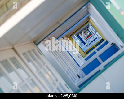 Ein ungewöhnlicher Blick auf eine Reihe von berühmten Strandhütten an der Küste von Southwold, Suffolk, England. Stockfoto