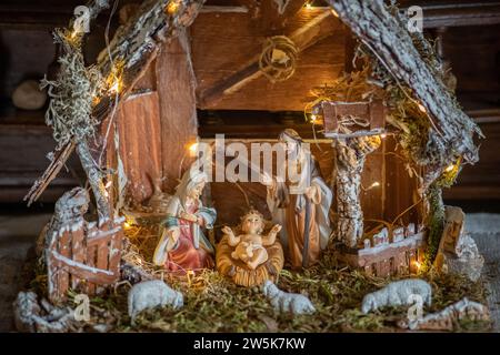 Schöne Weihnachtskrippe mit heiligem Familie in einem handgefertigten hölzernen alten Stall, italienischen traditionellen Presepio oder Presepe Stockfoto