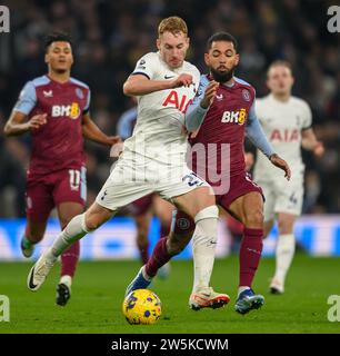 London, Großbritannien. Dezember 2023. Dezember 2023 - Tottenham Hotspur gegen West Ham United - Premier League - Tottenham Hotspur Stadium. Tottenhams Dejan Kulusevski nimmt es mit Douglas Luiz auf. Bildnachweis: Mark Pain/Alamy Live News Stockfoto