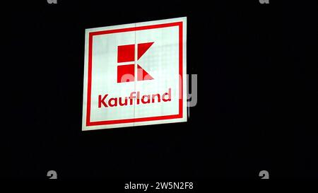 Kaufland-Logo auf dem Hypermarkt der deutschen Kette, Teil der Schwartz Gruppe, der auch Lidl gehört. Sie betreibt über 1.500 Filialen in Deutschland, Kroatien und der Stockfoto