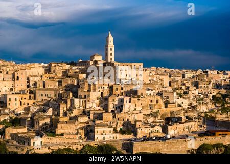 Stadtansicht der Sassi di Matera, dem historischen Höhlenwohnviertel der antiken Stadt, vom Aussichtspunkt Matera Panorama aus gesehen. Stockfoto