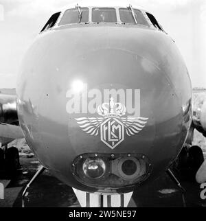 Das KLM-Logo auf der Nase des viermotorigen Passagierflugzeugs KLM Lockheed Constellation am Flughafen Schiphol CA. August 1951 Stockfoto