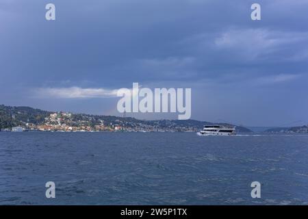 Istanbul, Türkei - 14. November 2023. Die Bosporus-Straße, die an das Marmarameer angrenzt, hat den Maiden's Tower oder den Leander's Tower auf einer Insel vor der Stockfoto