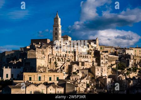 Stadtansicht der Sassi di Matera, dem historischen Höhlenwohnviertel der antiken Stadt, vom Aussichtspunkt Emilio Colombo aus gesehen. Stockfoto