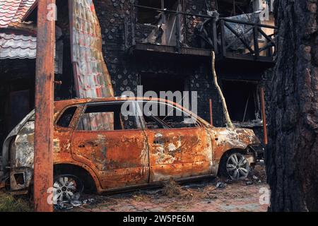 Irpin, Region Kiew, 2022. Zerstörtes Auto im Hof eines Hauses. Die Folgen des Raketenfeuers während des russischen Krieges gegen die Ukraine. Umfassende Invasion. Stockfoto