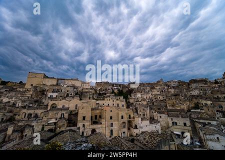 Stadtansicht der Sassi di Matera, dem historischen Höhlenwohnviertel der antiken Stadt. Stockfoto