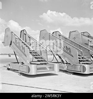 Drei KLM-Boardtreppen auf dem Einstellbereich für das Flugzeug am Flughafen Schiphol, die erste Treppe ist für den Flug mit Ziel Curacao CA. August 1951 Stockfoto