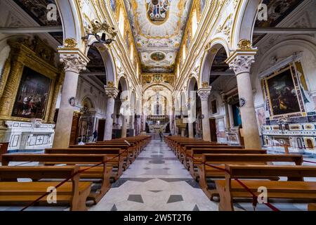 Innenarchitektur und Altar in der Kathedrale von Matera, der Hauptkirche der Sassi di Matera, dem historischen Höhlenwohnviertel der antiken Stadt. Stockfoto