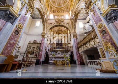 Innenarchitektur und Altar in der Kathedrale von Matera, der Hauptkirche der Sassi di Matera, dem historischen Höhlenwohnviertel der antiken Stadt. Stockfoto