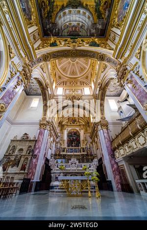 Innenarchitektur und Altar in der Kathedrale von Matera, der Hauptkirche der Sassi di Matera, dem historischen Höhlenwohnviertel der antiken Stadt. Stockfoto