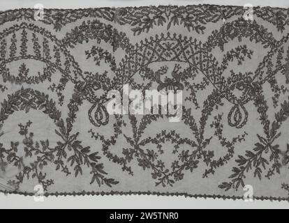 Kloskant Kleiderstreifen mit Festen und Girlanden, Anonym, ca. 1820 - ca. 1830 Schwarzer Spulengelee Streifen: Chantilly-Seite. Auf einem groben Traly-Land befindet sich eine symmetrische und offene Kulisse von zwei durchbrochenen Festen, die an Doppelschlaufen hängen. Am fast geraden Außenrand verläuft ein Kabelmotiv, das mit Blumenzweigen eingegriffen wird. Ein fest zeigt eine Diamantfüllung, der andere Querstab aus Zweigen. Diese Festen werden von zwei Blumen- und Blattführungen durchzogen, deren Unterseite an Bögen hängt, während die Spitze von gekreuzten Oliven- und Kletterprofis abhängt. Die gerade Innenkante ist mit dem verbundenen Stern flo versehen Stockfoto