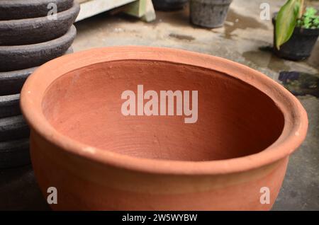 Nanangan ist ein handwerkliches Handwerk auf Tonbasis in Form eines Küchenutensils, das in Indonesien üblicherweise für die traditionelle Küche verwendet wird Stockfoto