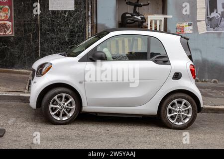 White Smart Fortwo Auto Parkt In Chinatown San Francisco, 24. Juni 2023 Stockfoto