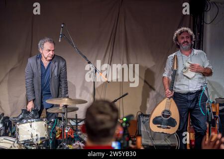 London, Großbritannien. Mittwoch, 20. Dezember 2023. Xylouris White tritt auf der Bühne im Cafe Oto in London auf. Foto: Richard Gray/Alamy Live News Stockfoto