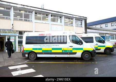 Walisische Krankenwagen parkten vor dem Glangwili Krankenhaus ambulant in Carmarthen Dyfed Carmarthenshire Wales UK Dezember 2023 KATHY DEWITT Stockfoto