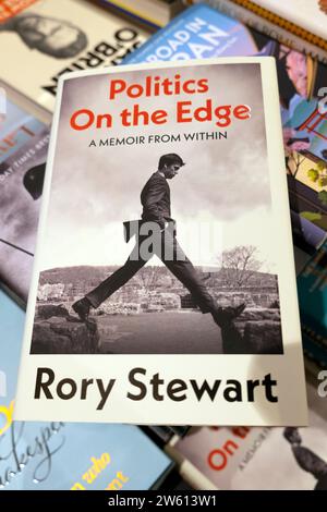 Die britische Autorin Rory Stewart Buchcover „Politics on the Edge“ im Waterstones Buchladen London England Großbritannien Großbritannien KATHY DEWITT Stockfoto