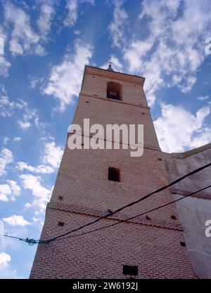 TORRE CAMPANARIO. LAGE: IGLESIA DE LA ASUNCION. ALGETE. MADRID. SPANIEN. Stockfoto