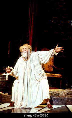 Benjamin Luxon (Sir John Falstaff) in FALSTAFF an der English National Opera (ENO), London Coliseum, London WC2 17/02/1994 Musik: Giuseppe Verdi Libretto: Arrigo Boito Englische Übersetzung: Amanda Holden Dirigent: Andrew Litton Design: Marie-Jeanne Lecca Beleuchtung: Paul Pyant Regisseur: David Pountney Stockfoto